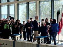Consegna della bandiera di San Giorgio al presidente del GS Aragno Stefano Pitale