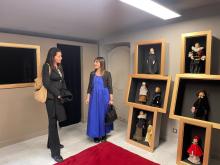 Assessore e altra persona bella sala espositiva