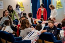 Bambine e bambini nella sala del Teatro Stradanuova