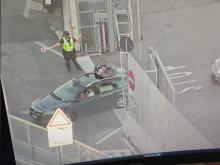 Un'agente della Polizia Locale mentre regola il traffico nell'area del Terminal Traghetti Un'agente della Polizia Locale mentre regola il traffico nell'area del Terminal Traghetti