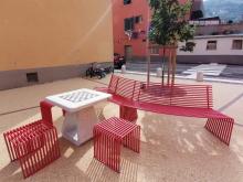 Panchine e sedute attorno alla scacchiera