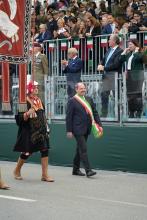 Il gonfalone del Comune di Genova e il vicesindaco Alessandro Terrile
