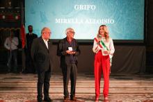 La sindaca Salis, insieme al presidente di Anpi Genova Massimo Bisca, consegna il Grifo d'Oro al figlio di Mirella Alloisio