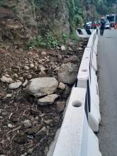 Particolare dei New Jersey a contenimento dei detriti precipitati sulla strada