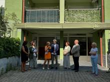 Autorità e partner del progetto davanti al palazzo che ospita il nuovo alloggio di co-living per persone anziane