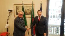 Stretta di mano tra gli assessori Augusto Sartori e Mario Mascia