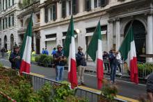 Alpini con in mano le bandiere tricolori