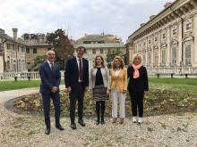 foto di gruppo nel giardino di palazzo Tursi