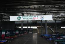 Lo striscione di benveuto agli Alpini "Benvenuti a Genova 2026" presso il Padiglione Jean Nouvel