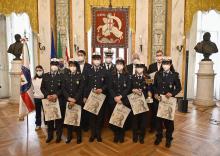 foto di gruppo delle agenti premiate con Viale e Maccari nel salone di rappresentanza