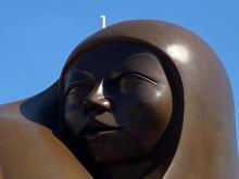 Particolare di statua  di Deredia con cielo sullo sfondo