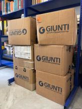 scatoloni con scritta Giunti distribuzione