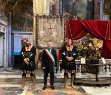 Il presidente del Consiglio Comunale Carmelo Cassibba davanti al Gonfalone della Città di Genova