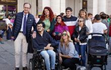 Foto con autorità e team organizzatore: tra loro sindaca Salis, assessore Nicolò, assessora Lodi, Lorenzo Pagnoni