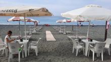 La nuova spiaggia fotografata dal chiosco: una distesa di sedie e ombrelloni che corrono fino alla battigia