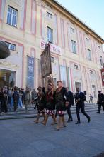 Arrivo in piazza De Ferrari del gonfalone del Comune di Genova