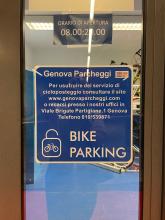 La targa del Bike Parking con informazioni su come accedere al servizio (Genova Parcheggi)