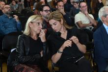 La sindaca Salis seduta insieme ad Alessandra Costante, segretaria della Federazione della stampa italiana