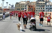 Foto della Family Run 2024: famiglie in maglietta rossa camminano sulla Sopraelevata