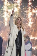 La sindaca Salis durante i festeggiamenti sul palco di piazza della Vittoria