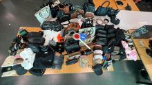 Le borse e i capi contraffatti sequestrati in zona Galeone dalla Polizia Locale