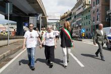 La sindaca Salis si appresta ad imboccare a piedi il tunnel di Caricamento, affiancata dai genitori di Giombattista.