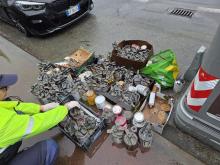 Le latte di vernice e solvente abbandonate in via Adamoli