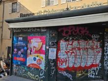 L'ex edicola di piazza Fontane Marose con la saracinesca abbassata L'ex edicola di piazza Fontane Marose con la saracinesca abbassata