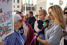 La sindaca Salis a colloquio con un'anziana manifestante del Disability Pride