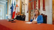 Il comandante Fabio Manzo e la assessora Arianna Viscogliosi in Salone di Rappresentanza per la conferenza stampa