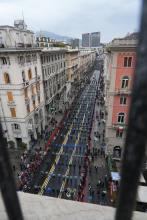 Un momento della sfilata in via XX Settembre: sullo sfondo il grattacielo di corte Lambruschini