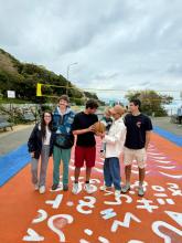 La sindaca Salis insieme alle ragazze e ai ragazzi del collettivo Genova che osa