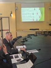 L'assessore Robotti commenta una delle slide della presentazione del Piano della sicurezza stradale