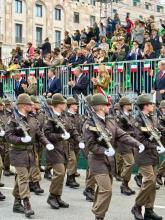 Un momento della sfilata domenicale degli Alpini: in alto le Autorità, tra loro la sindaca Salis