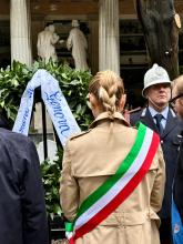 La sindaca Salis fotografata di spalle durante il momento di raccoglimento