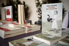 Un primo piano di una copia del libro "Le favole del comunismo" di Anita Likmeta