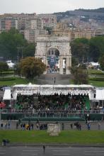 La tribuna allestita per la sfilata e il monumento ai Caduti di piazza della Vittoria
