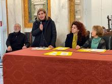 relatrice parla al microfono
