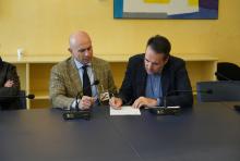 La firma della lettera di intenti da parte dell'assessore Maresca