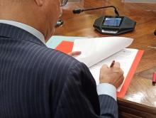 Zoom sulla firma dell'accordo da parte di uno dei contraenti