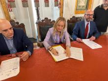 Paola Bordilli firma il protocollo