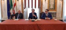 Bassetti, Nicolò e Audoin seduti al tavolo dei relatori