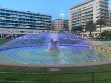 la fontana illuminata sullo sfondo dei palazzi di piazza Rossetti