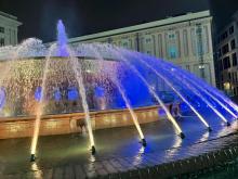 la fontana di De Ferrari  illuminata di blu e giallo