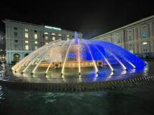 la fontana illuminata di blu e giallo