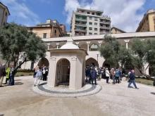 persone nel giardino prospiciente il chiostro