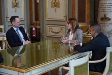 L'ambasciatore Schiltz al tavolo con l'assessora Beghin e Il consigliere Kaabour 