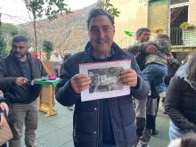 Una copia del calendario 2024 mostrata da un residente
