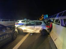Foto della macchina incidentata del fuggitivo, fermata dalla Polstrada