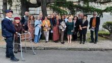 Foto scattata fuori dal Tempio Laico del Cimitero Monumentale di Staglieno con cittadini e rappresentanti delle realtà coinvolte